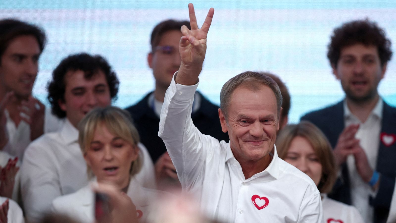 Lider polskiej opozycji Donald Tusk ogłasza swoje zwycięstwo w wyborach  wiadomości ze świata