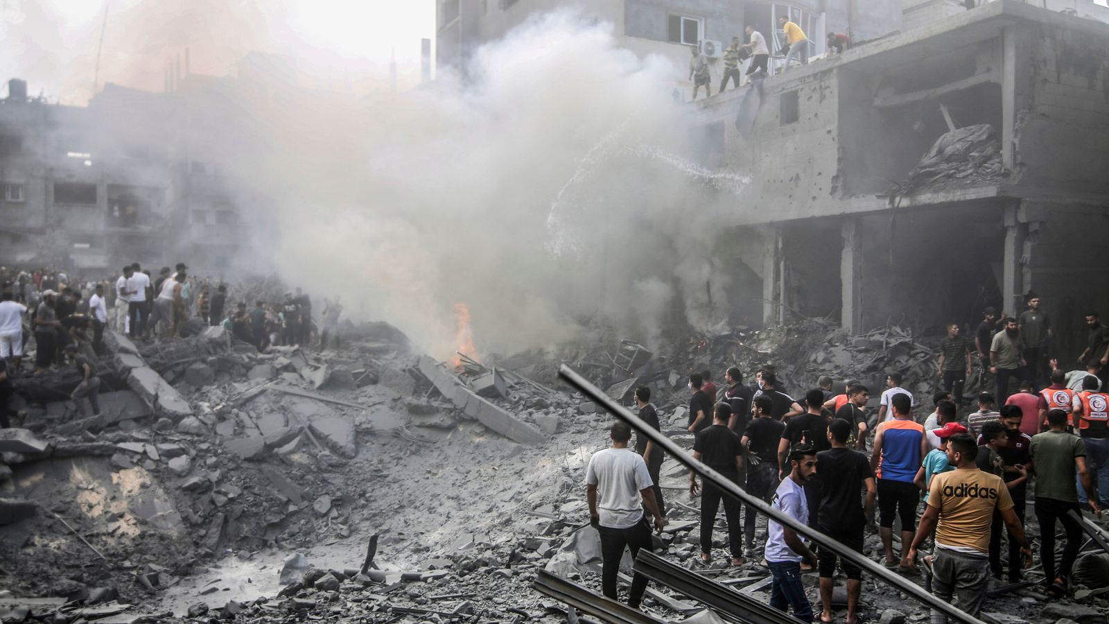 الحرب بين إسرائيل وحماس: “مقتل مئات الأطفال والنساء” في الهجمات الإسرائيلية على غزة مع تواجد القوات على الحدود |  اخبار العالم