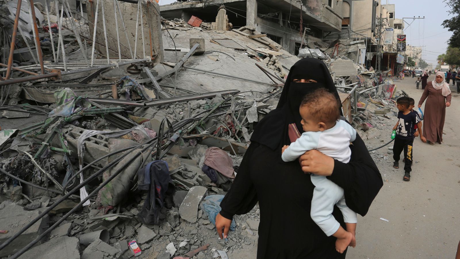 Изображение Дим се издига над Газа в събота Снимка AP