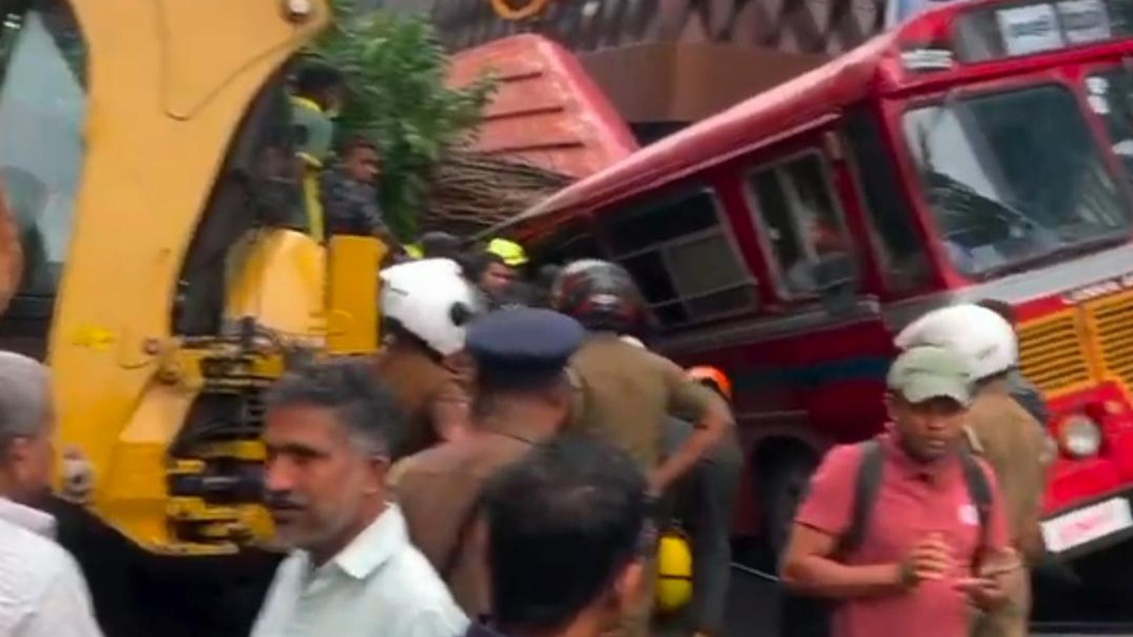 Sri Lanka Several dead as tree crushes bus in Colombo World News(01)