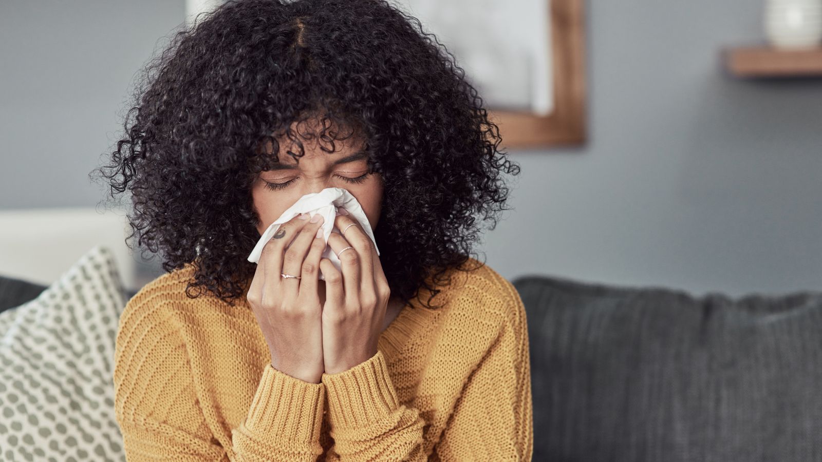 Често срещаните симптоми на продължителна настинка включват кашлица болки в