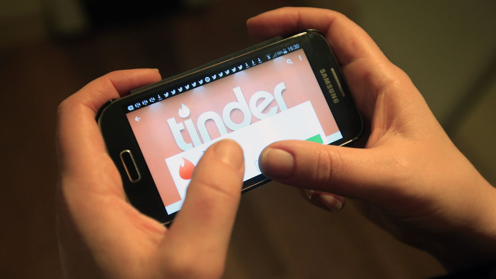 Tinder добавя нова функция за безопасност `Share My Date` към най-използваното приложение за запознанства в света