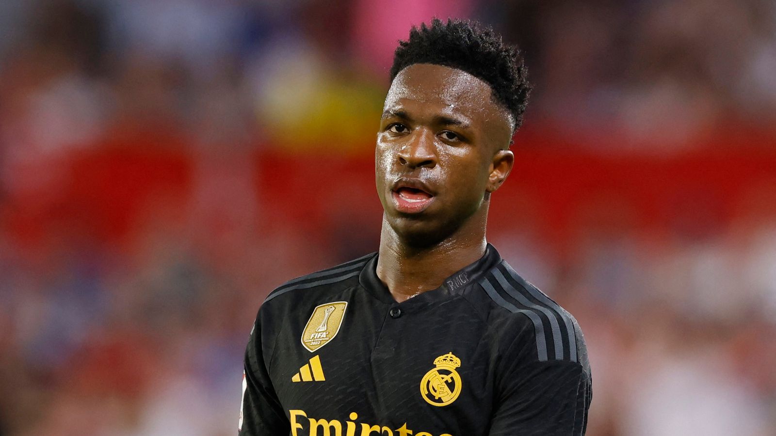 La star du Real Madrid, Vinicius Jr, félicite Séville pour avoir expulsé un fan qui avait fait un geste raciste à son égard |  Nouvelles du monde