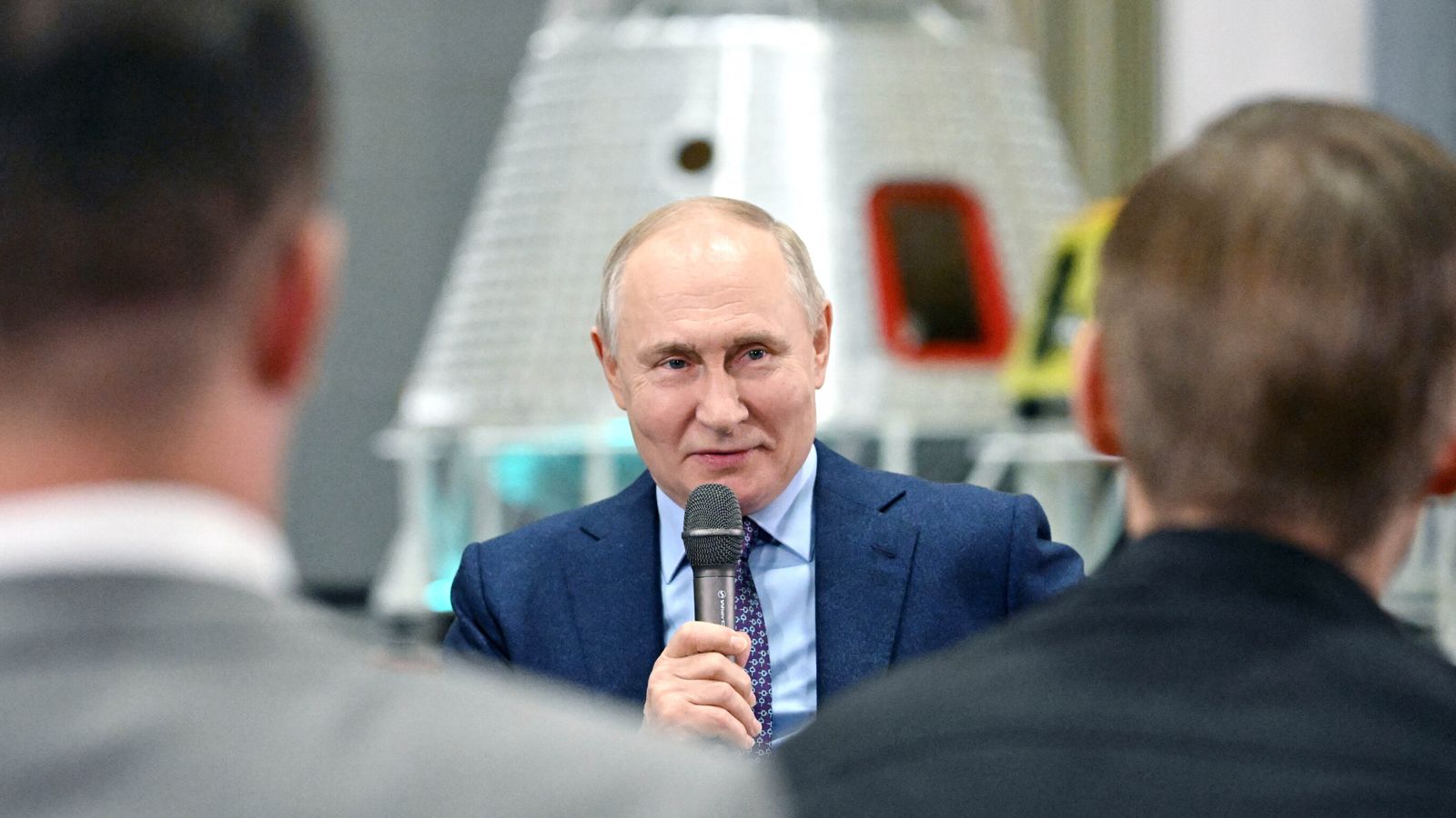 Говорейки по време на посещение в ракетна корпорация в Корольов