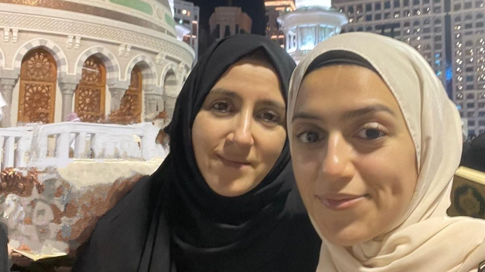 Изображение Зейнаб Уандауи вдясно и нейната майка Лала Али Фатен