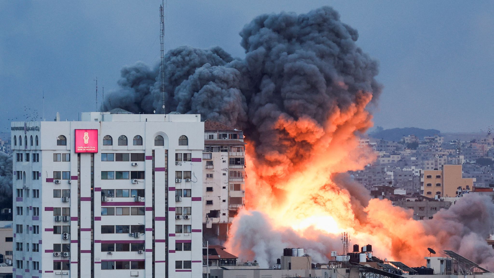 Ledakan di Kota Gaza saat Israel melancarkan serangan udara sebagai pembalasan serangan  Hamas pada 7 Oktober 2024.
