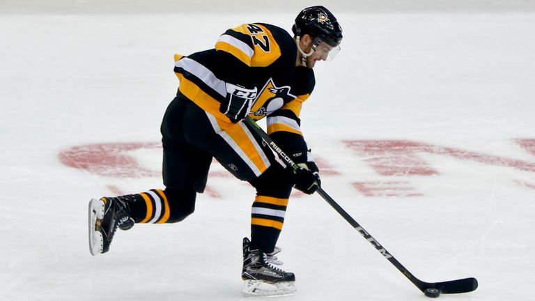 Pittsburgh Penguins&#39; Adam Johnson plays against the Columbus Blue Jackets during an NHL preseason hockey game, Saturday, Sept. 22, 2018, in Pittsburgh. (AP Photo/Keith Srakocic)