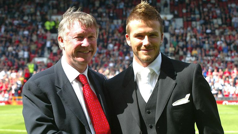 Manchester United&#39;s David Beckham (R) with manger Sir Alex Ferguson, after the player signed a new contract to keep him at the club