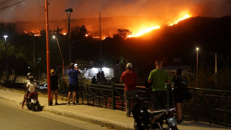 People look at a wildfire that has forced the evacuation of residents as one suspect was arrested for allegedly causing the blaze, according to Cordoba&#39;s governor Juan Schiaretti, in Villa Carlos Paz, Argentina October 10, 2023. REUTERS/Charly Soto NO RESALES. NO ARCHIVES
