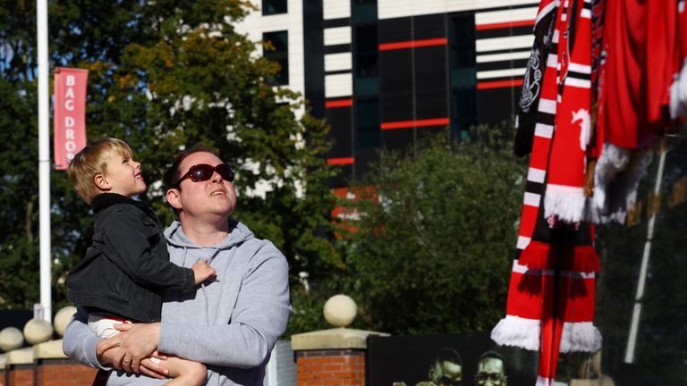 Fans pay tribute to Sir Bobby Charlton at Old Trafford 