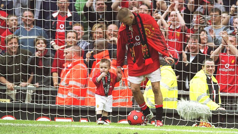 .Manchester United&#39;s David Beckham takes his son Brooklyn on a tour of the goalmouth 