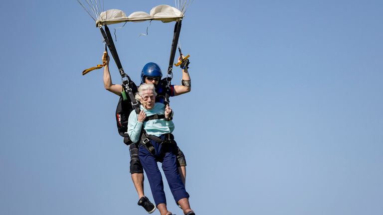 Dorothy Hoffner, 104 ans, devient la personne la plus âgée au monde à sauter en parachute avec le sauteur tandem Derek Baxter le dimanche 1er octobre 2023, au Skydive Chicago à Ottawa, Illinois (Brian Cassella/Chicago Tribune via AP)