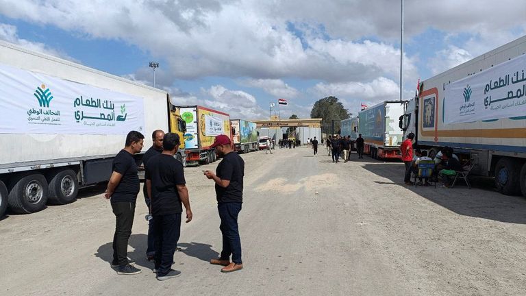 Trucks carrying humanitarian aid from Egyptian charities at the Rafah crossing