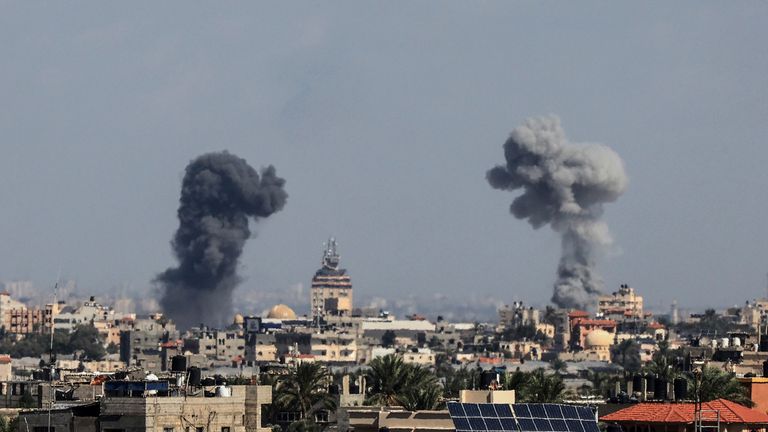 15 October 2023, Palestinian Territories, Rafah: Smoke billows during Israeli air strikes as fighting between Israeli troops and Islamist Hamas militants continues.