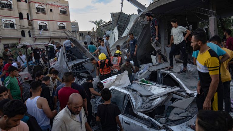 Equipes de resgate são vistas no local do desabamento de um prédio após um ataque aéreo em Khan Younis, Faixa de Gaza, sábado, 21 de outubro de 2023. Foto: AP