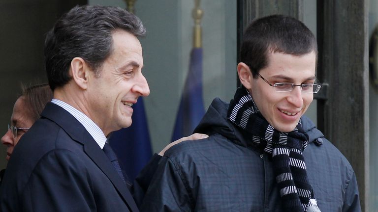 France&#39;s President Nicolas Sarkozy (L) places a hand on the shoulder of Gilad Shalit, the Israeli soldier who was released in October 2011 after five years in captivity, on the steps of the Elysee Palace after their meeting in Paris February 8, 2012. REUTERS/Gonzalo Fuentes (FRANCE - Tags: POLITICS MILITARY)
