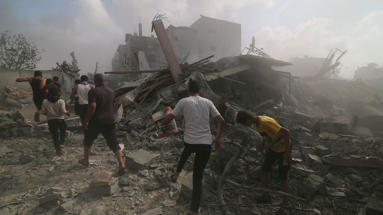 News Palestinians leer survivers in buildings destroyed in the Israeli bombardment of the Gaza Strip