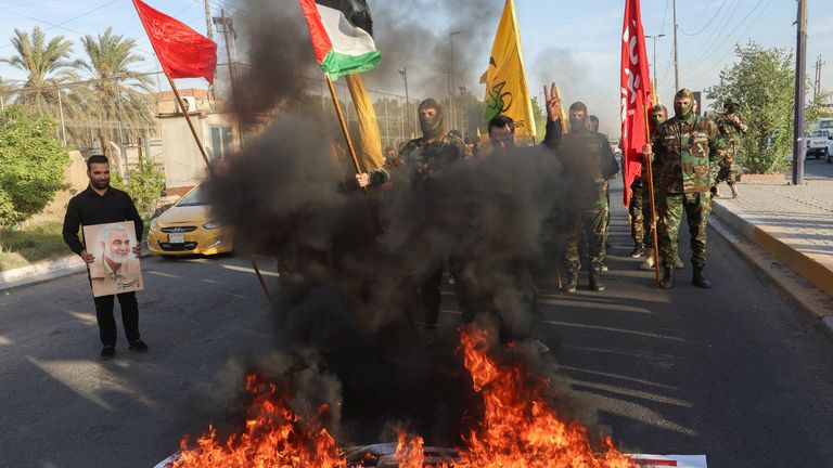 Hizbullah, Hamas'ın saldırısının ertesi günü İsrail ve ABD bayraklarını yaktı