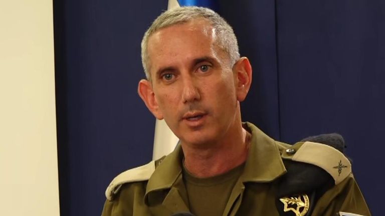 O porta-voz da IDF, contra-almirante Daniel Hagari, responde a uma pergunta da Strong The One