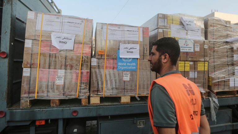Khan Yunis: A&#39;worker observes the medical aid sent by the World Health Organization (WHO)