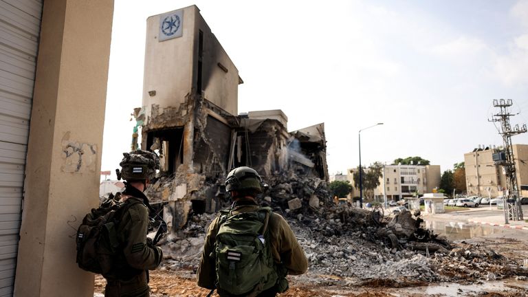 Israeli soldiers look at the remains of a police station which was the site of a battle following a mass infiltration by Hamas gunmen from the Gaza Strip, in Sderot, southern Israel October 8, 2023. REUTERS/Ronen Zvulun
