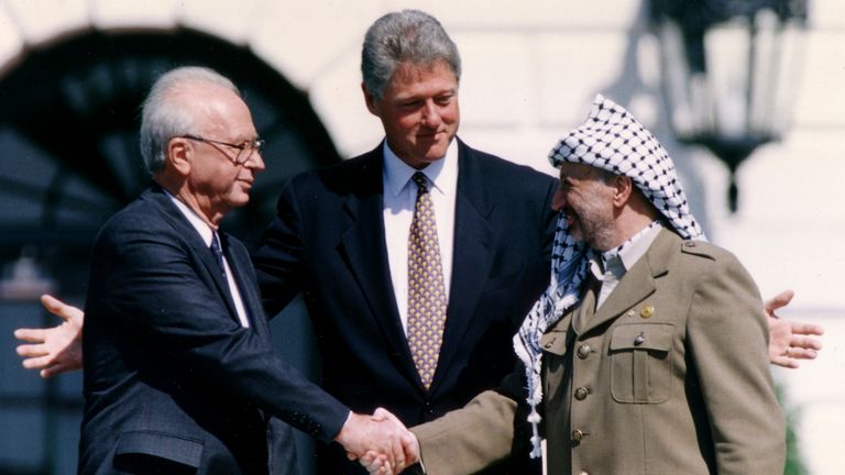 PLO Chairman Yasser Arafat (R) shake hands with Israeli Prime Minister Yitzhak Rabin (L), as U.S. President Bill Clinton stands between them, after the signing of the Israeli-PLO peace accord, at the White House in Washington September 13, 1993. REUTERS/Gary Hershorn (UNITED STATES - Tags: POLITICS)
