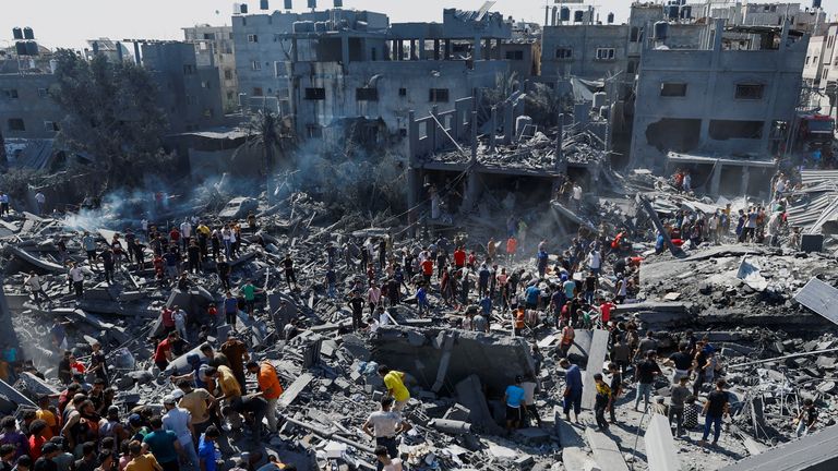 Palestinians search for casualties at the site of Israeli strikes on houses, as the conflict between Israel and Palestinian Islamist group Hamas continues, in Khan Younis in the southern Gaza Strip, October 26, 2023. REUTERS/Ibraheem Abu Mustafa
