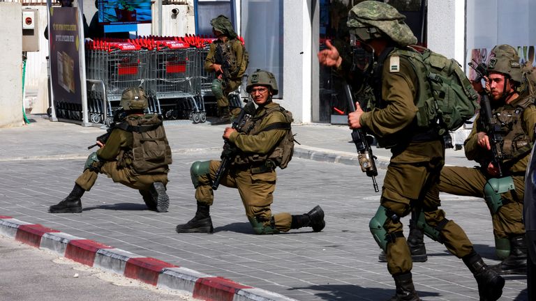 Israeli soldiers work to secure residential areas following a mass-infiltration by Hamas gunmen from the Gaza Strip, in Sderot, southern Israel October 7, 2023. REUTERS/Ammar Awad
