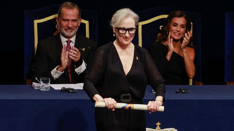 Spain&#39;s King Felipe VI and Queen Letizia react as U.S. actor Meryl Streep receives the 2023 Princess of Asturias Award for the Arts during a ceremony at Campoamor Theatre in Oviedo, Spain October 20, 2023. REUTERS/Vincent West