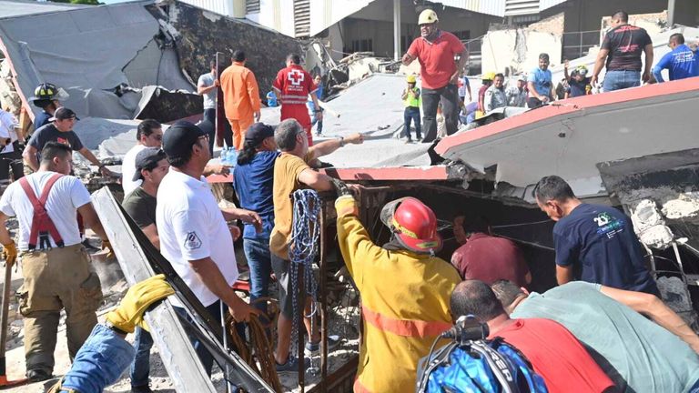 Rescue workers search for survivors. Pic: Alejando de Angel/El Sol de Tampico via AP