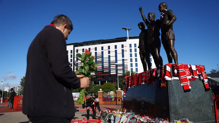 Fans pay tribute to Sir Bobby Charlton at Old Trafford 