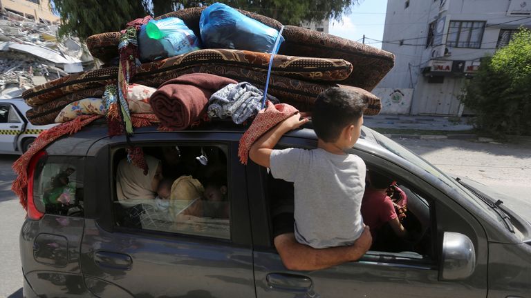 Palestinians flee their houses heading toward the southern part of Gaza Strip after Israel&#39;s call for more than 1 million civilians in northern Gaza to move south within 24 hours, amid the Israeli-Palestinian conflict in Gaza City October 13, 2023. REUTERS/Ahmed Zakot