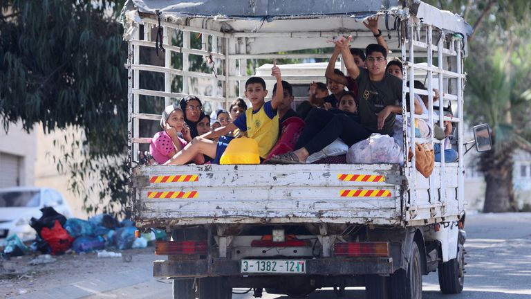 Palestinians flee their houses heading toward the southern part of Gaza Strip after Israel&#39;s call for more than 1 million civilians in northern Gaza to move south within 24 hours, amid the Israeli-Palestinian conflict in Gaza City October 13, 2023. REUTERS/Ahmed Zakot