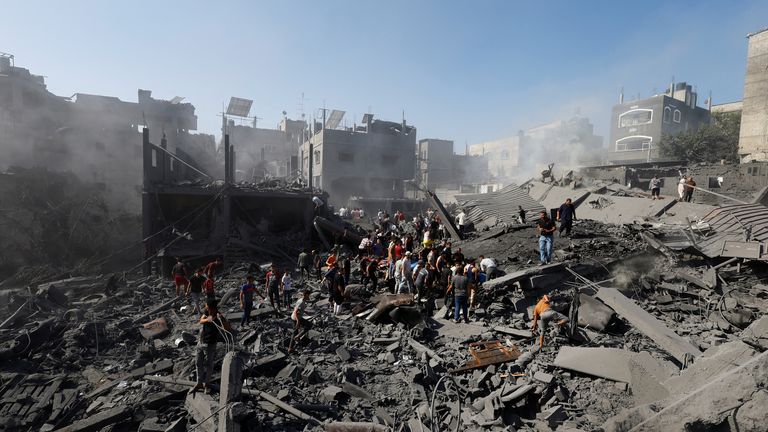 Palestinians gather at the site of Israeli strikes on houses, as the conflict between Israel and Palestinian Islamist group Hamas continues, in Khan Younis in the southern Gaza Strip, October 26, 2023. REUTERS/Mohammed Salem
