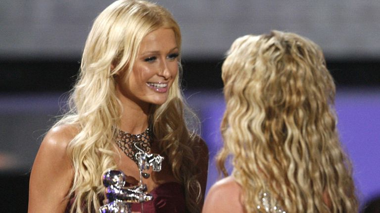 Paris Hilton (L) presents the Best Pop Video award to Britney Spears for "Piece of Me" at the 2008 MTV Video Music Awards in Los Angeles September 7, 2008.  REUTERS/Mario Anzuoni  (UNITED STATES)