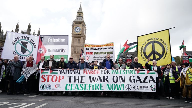 Manifestants lors d'une marche pro-palestinienne organisée par la Campagne de solidarité avec la Palestine dans le centre de Londres.  Date de la photo : samedi 28 octobre 2023. Photo PA.  Voir l'histoire de l'AP POLITIQUE Israël.  Le crédit photo devrait se lire comme suit : Jordan Pettitt/PA Wire