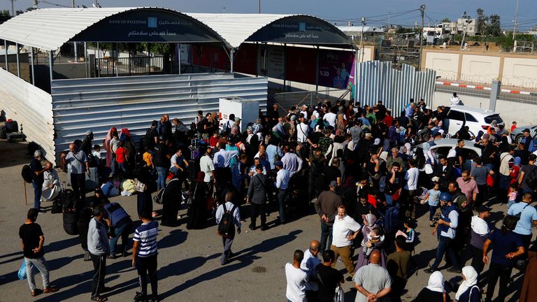 Les Palestiniens ayant la double nationalité se rassemblent devant le poste frontière de Rafah avec l'Égypte dans l'espoir d'obtenir la permission de quitter Gaza