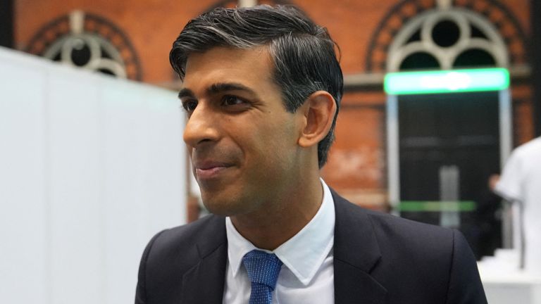 MANCHESTER, ENGLAND - OCTOBER 3: British Prime Minister Rishi Sunak tours the Exhibitor&#39;s Hall on Day 3 of the Conservative Party Conference in Manchester, Britain, October 3, 2023. Carl Court/Pool via REUTERS