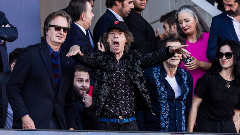 Mick Jagger et les Rolling Stones sont vus lors de la ligue espagnole, La Liga EA Sports, match de football joué entre le FC Barcelone et le Real Madrid à l'Estadi Olimpic le 28 octobre 2023 à Barcelone, Espagne.  AFP7 28/10/2023 (Europa Press via AP)