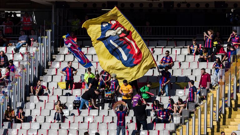 Les supporters du FC Barcelone sont vus avec un drapeau des Rolling Stones lors de la ligue espagnole, La Liga EA Sports, match de football joué entre le FC Barcelone et le Real Madrid à l'Estadi Olimpic le 28 octobre 2023 à Barcelone, Espagne.  AFP7 28/10/2023 (Europa Press via AP)
