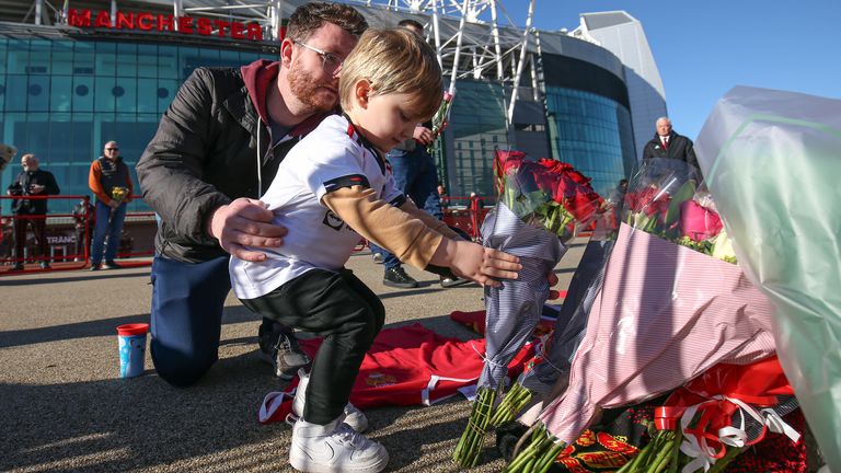 Manchester, Old Trafford'daki United Trinity heykelinin yanında Sir Bobby Charlton'ın anısına saygı duruşunda bulunuldu.  Ailesi dün yaptığı açıklamada, Sir Bobby Charlton'ın 86 yaşında öldüğünü duyurdu.  Resim tarihi: 22 Ekim 2023 Pazar.