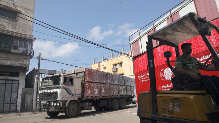 The Palestinian Ministry of Health receives an urgent shipment of medicine provided by UNICEF
© UNICEF/UNI450171/Ajjour