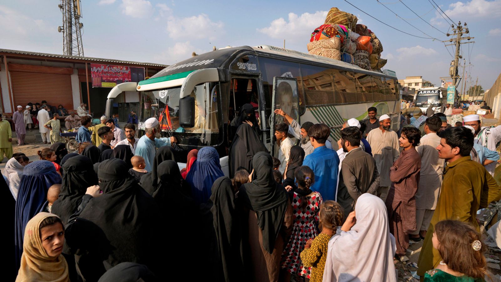 Thousands of Afghans leave Pakistan ahead of deportation deadline