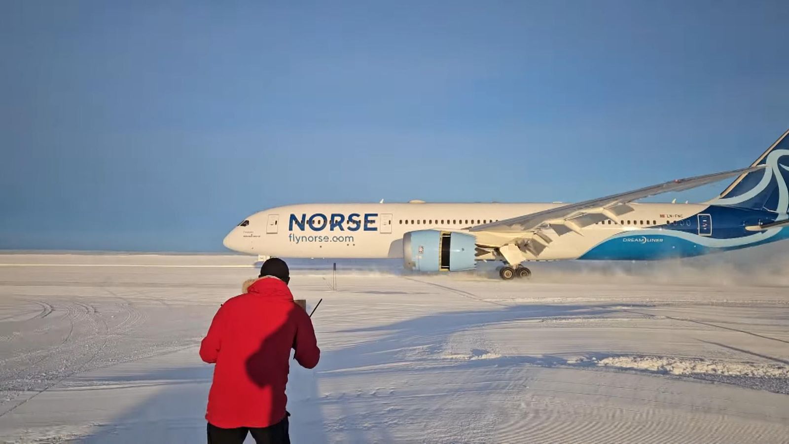 طائرة بوينج 787 تحمل 300 راكب تقوم بأول هبوط في العالم في القارة القطبية الجنوبية |  اخبار العالم