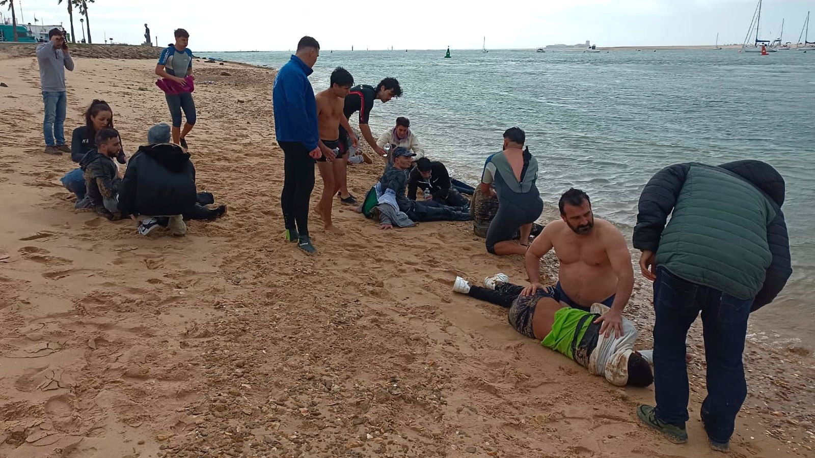 Четирима мигранти загинаха, след като бяха изхвърлени от моторна лодка край испанския бряг