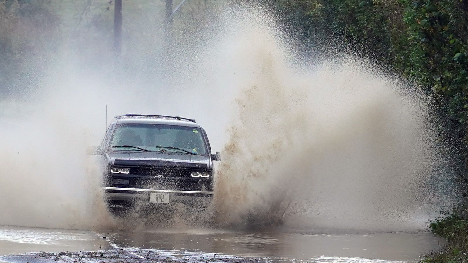Буря Герит: Предупрежденията за метеорологичните условия в Обединеното кралство призовават хората да се пазят от силни ветрове и проливен дъжд в цялата страна