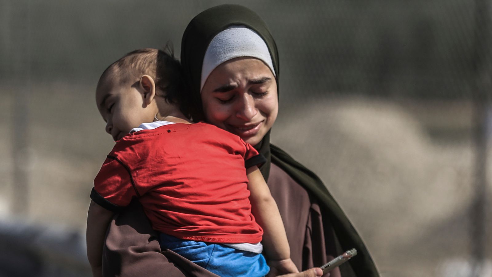 Изображение Палестинските семейства бягат от град Газа Снимка AP В