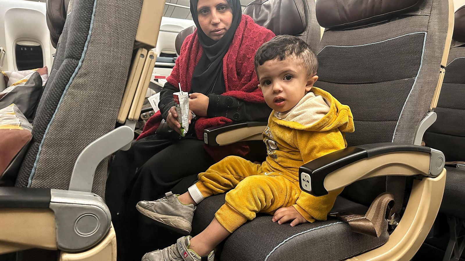 Пациенти с рак и деца, евакуирани от „катастрофалната“ военна зона в Газа с мисионерски полет до ОАЕ