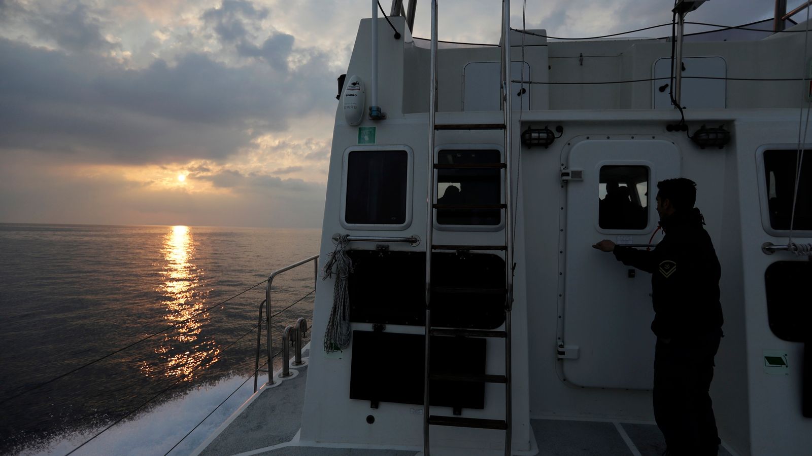 Товарен кораб потъва близо до Гърция с 13 членове на екипажа в неизвестност