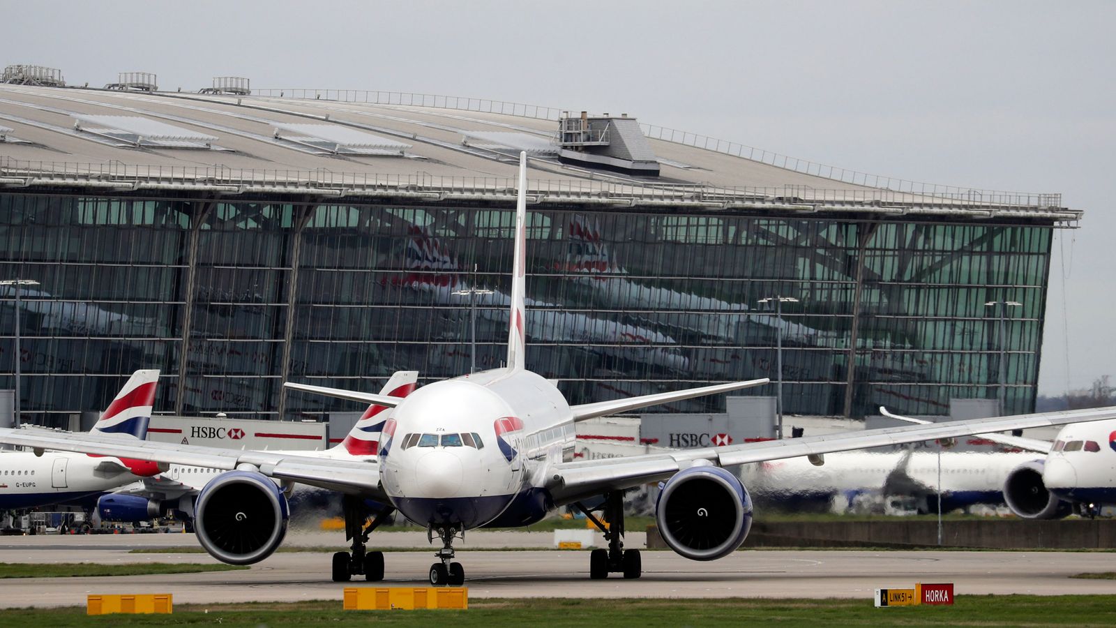 Les passagers d’Heathrow sont confrontés à des perturbations de vol en raison des vents violents et du manque de personnel |  Nouvelles du Royaume-Uni